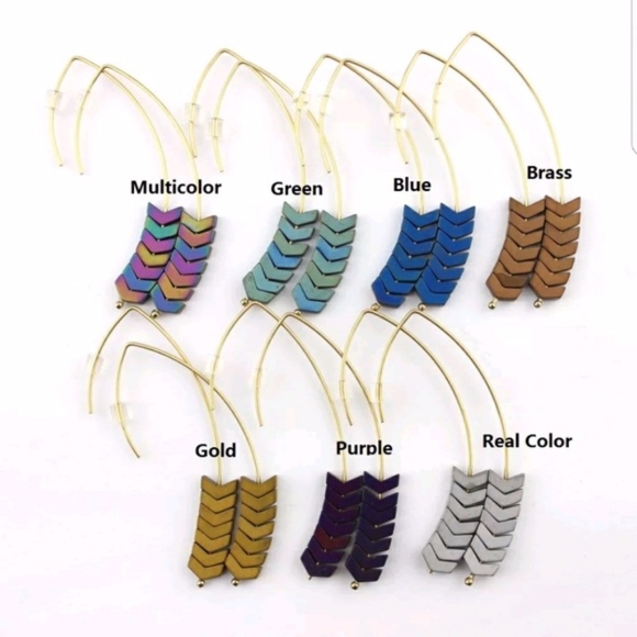 'Chevron Road' Natural Hematite Arrow Gold Earring - Picture 8 of 8